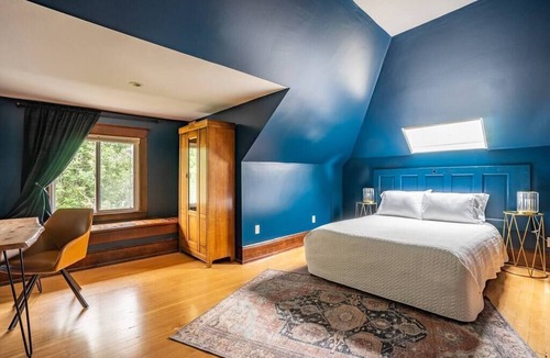 Broadway Hotel | Charming Room in Historic BnB - Rm6