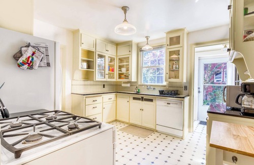 Amazon House | Cheerful home with patio & yard - walk to parks, trails & Hayward Field