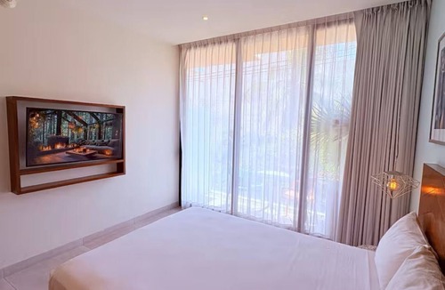 Centro Hotel | Chic Queen Deluxe Suite in the Heart of PDC