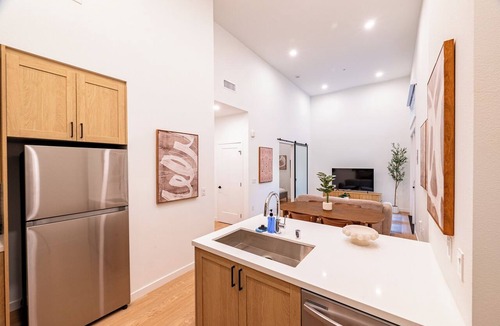 San Bernardino County Apartment | Classical King 1B1B｜Pool & Spa｜Smart 4K TVs