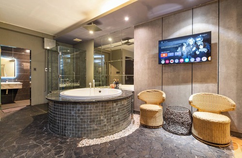 District 10 Hotel | Collection O Bonita Grand Hotel