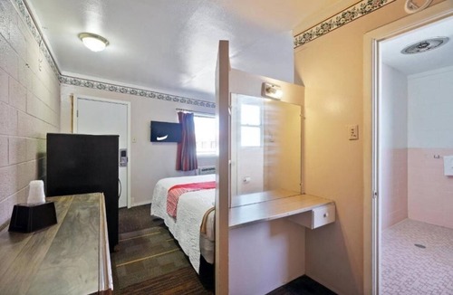 Alpine Hotel | Comfortable 4-Room Family Escape Near Restaurants & Alpine Amtrak Station