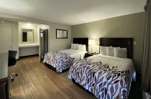Feldman's Hotel | Comfortable Two-Bed Stay | Outdoor Pool | Near Museums, Zoo & Stadium Events