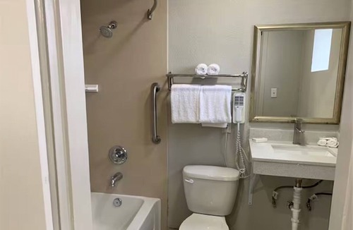 Feldman's Hotel | Comfortable Two-Bed Stay | Outdoor Pool | Near Museums, Zoo & Stadium Events