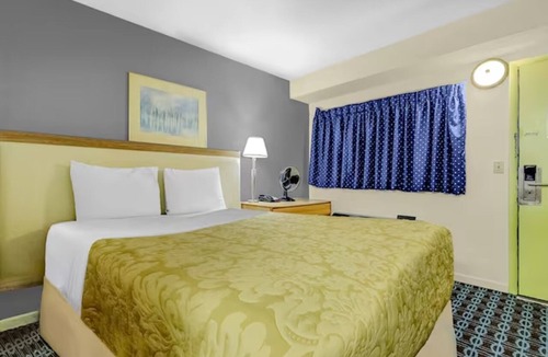 Brookville Hotel | Comfy Room Near Northmont Shopping & Near I-70 | Quick Access to Dayton Airport