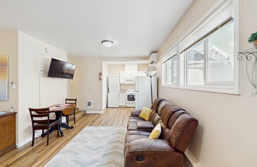 Coburg Apartment | Cozy dog-friendly studio, fast WIFI, AC and in-unit washer & dryer