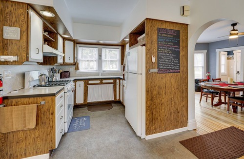 Hart House | Cozy Hart Getaway w/Fire Pit < 1 Mi to Lake!