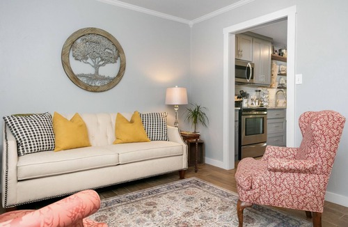 Fredericksburg Hotel | Das Crow Haus | 3/2 | Pet Friendly | Fire-pit + Grill + Hot Tub