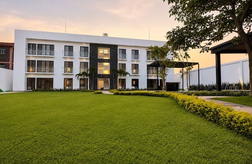 Jiutepec Apartment | Deluxe Suite : King size bed, kitchen and internet. Close to event gardens.