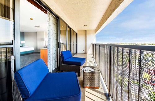 Harbor Hotel | DoubleTree by Hilton Carson