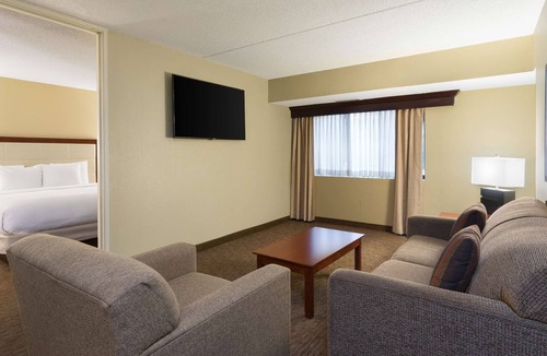 Sharonville Hotel | DoubleTree Suites by Hilton Hotel Cincinnati - Blue Ash