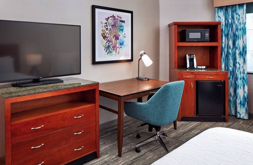 Valencia Hotel | Dual Queen Room for Families | 0.1 Miles to Six Flags Magic Mountain Thrills
