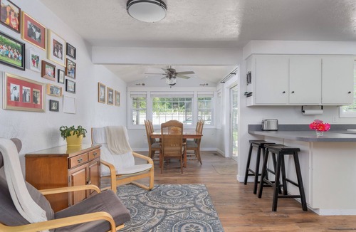 Springfield House | Easy Access to Oregon Football, BBQ & Fully Fenced Backyard