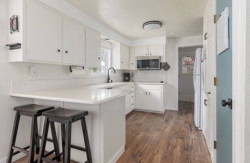 Springfield House | Easy Access to Oregon Football, BBQ & Fully Fenced Backyard