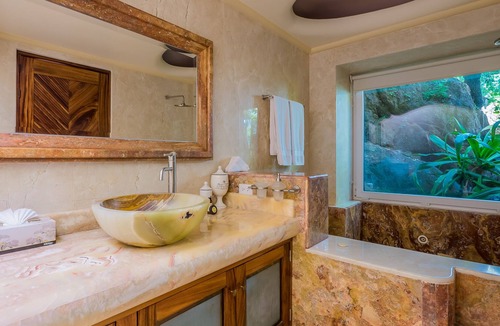 Boca de Tomatlan Villa | Elegant suite with beach view