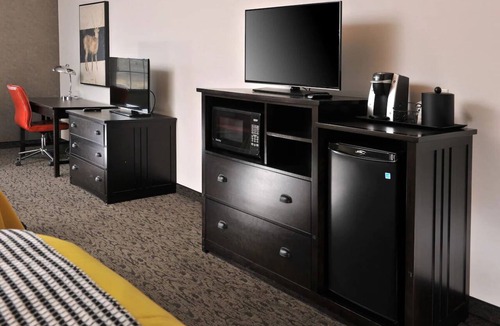 Independence Hotel | Expanded 2 Queen Beds with Sofa Sleeper, Stoney Creek Kansas City