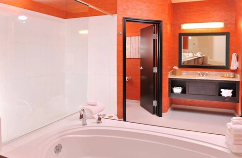 Independence Hotel | Expanded King Cosmo Suite, Balcony w/Waterfall Views, Stoney Creek
