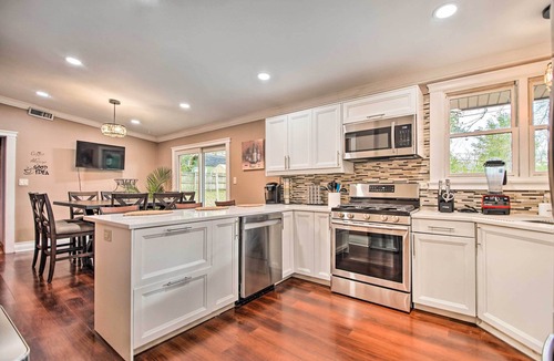 Fox River Grove House | Fenced Yard: Fox River Grove Home, Dogs Welcome