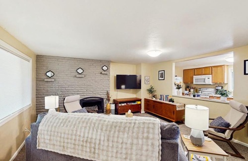Amazon House | Full duplex with patio-deck mountain views washer&dryer dogs allowed