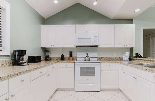 Shipyard Plantation Hotel | Golf View Villa | Pool, Bikes + Full Kitchen