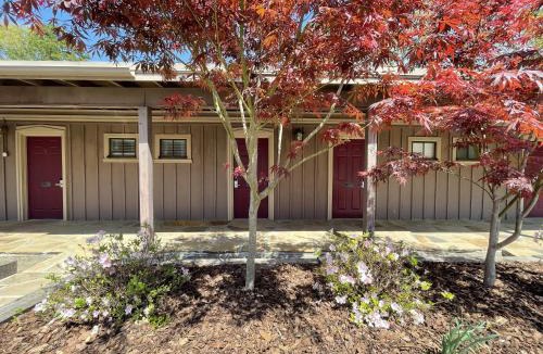 Mount Ida Hotel | GR11 - Mountain Harbor King Guest Room on Lake Ouachita