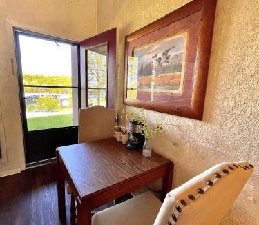 Mount Ida Hotel | GR6 - Mountain Harbor Queen Guest Room on Lake Ouachita