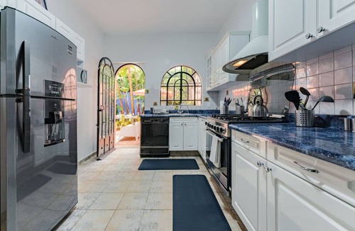 Anahuac House | Group-Friendly Historic Mansion with Rooftop