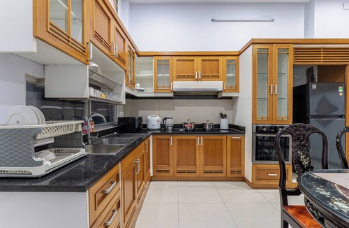 District 1 House | Group Stay in Central Saigon 6 Bedrooms + Private Baths
