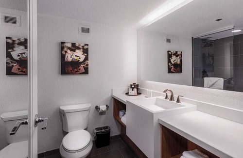 Downtown Las Vegas Hotel | Group Vacation! 2 Modern Units, Casino, Pool, FREE Parking