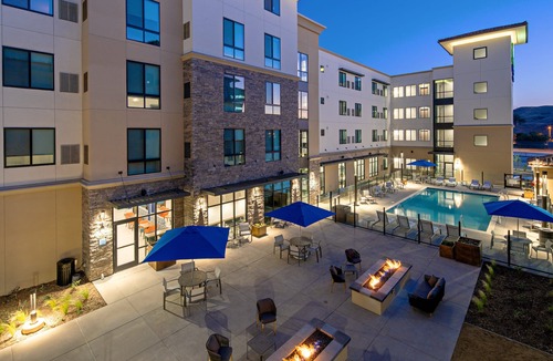 Valencia Hotel | Holiday Inn Express & Suites Valencia - Santa Clarita by IHG