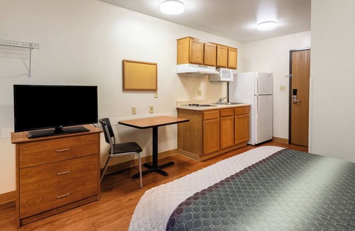 Columbus Hotel | HomeTowne Studios by Red Roof Columbus