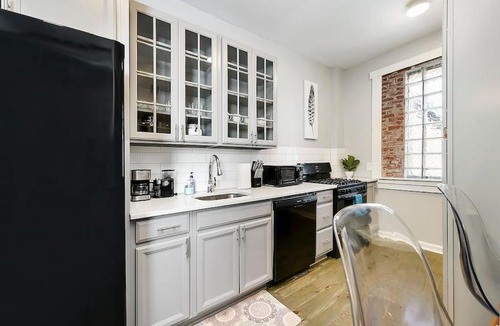 East Allegheny House | HostWise Stays - Triplex, Great for Groups, 3 Separate Apts, Free Parking