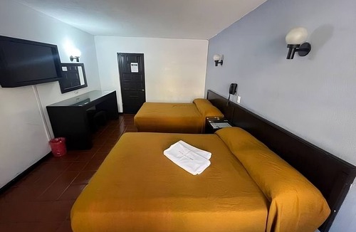 Morelia Hotel | Hotel Villa Capri, 2 double beds 4 Guests