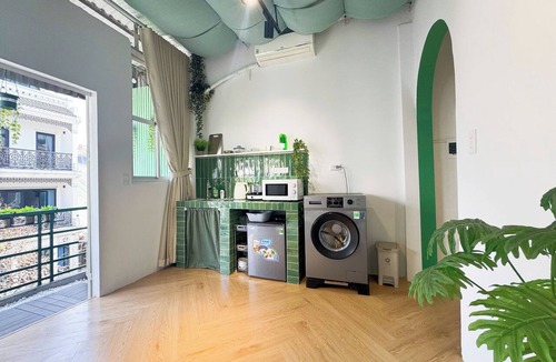 Hang Dao Apartment | Huge Balcony Home with Train Street View, Night Market, Max 6