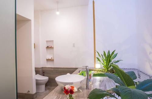 Hang Xanh Bed & Breakfast | HUGE - MODERN HOME - LUXURIOUS - NEAR DISTRICT ONE