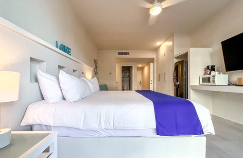 Centro - Supmza 001 Hotel | Ixchel Beach Hotel. Steps away from North Beach