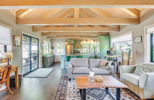 Thurston Cottage | 'Kimiko' Getaway w/Fire Pit – 15 Mi to Eugene