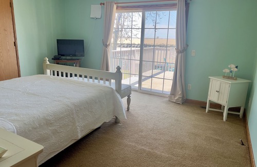 Oak Harbor House | Lake Front Cottage Perfect for Fisherman, Birders, and Family Vacations.