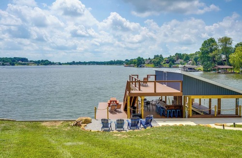 Howard House | LAKEFRONT LUXURY HAVEN: LAKE HOME ON APPLE VALLEY LAKE IN OHIO w/PRIVATE DOCK