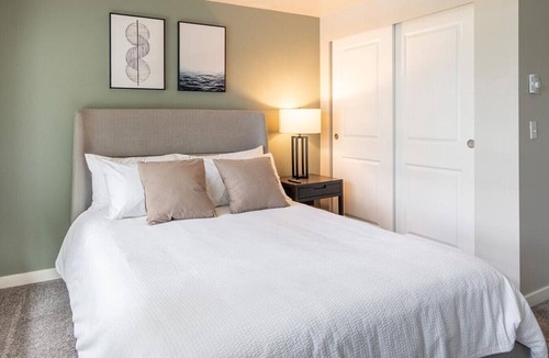 Everett Apartment | Landing at The Lynx Apartments - 1 Bedroom in Westmont