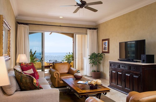 Cabo San Lucas Resort | Located on the pristine medano beach