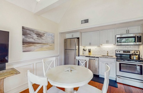West Beach Village House | Lovely second-floor villa w/great location – walk to beach, golf & activities