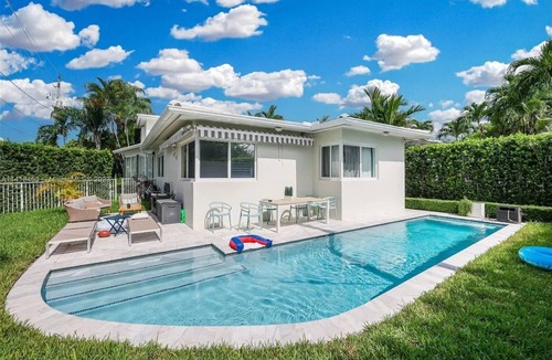 Surfside House | Luxurious 4Bdr with a pool, blocks to beach
