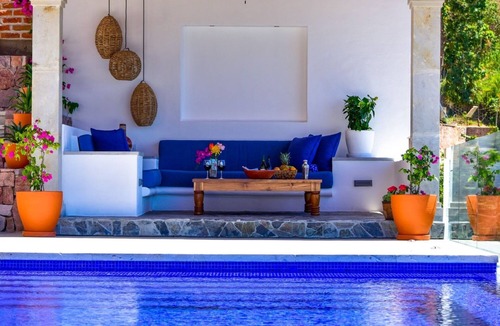 Conchas Chinas Villa | Luxury 3-bed Villa,Spectacular Views, Saline pool & Staff