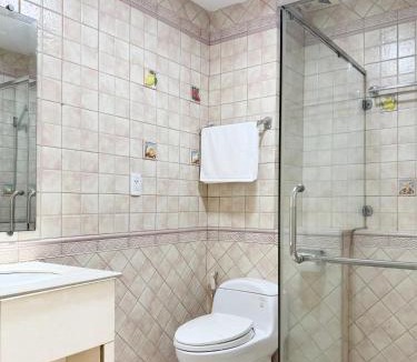 Tan Binh Apartment | LynhApartment Free Pool Near TSN Airport Spacious