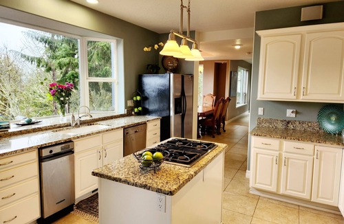 Thurston House | Mckenzie River Oasis w/massive deck & hot tub on 16 acres of old-growth forest