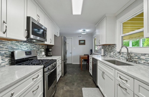 Friendly House | Mellow Yellow: Cozy 3BR near UO and Downtown, perfect for 6 guests!