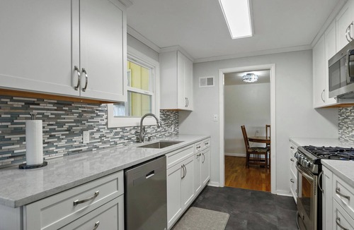 Friendly House | Mellow Yellow: Cozy 3BR near UO and Downtown, perfect for 6 guests!