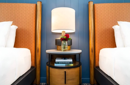 Mammoth Lakes Hotel | Modern Alpine Room Near Mammoth Mountain! Pool, Ski trips, Free Parking! 3 Units