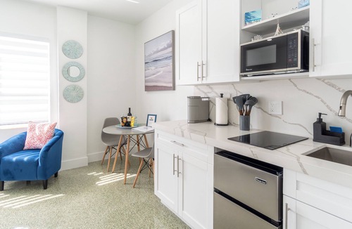 North Beach Apartment | Modern Beachfront Studio w/Beach Essentials. Just steps from the beach!